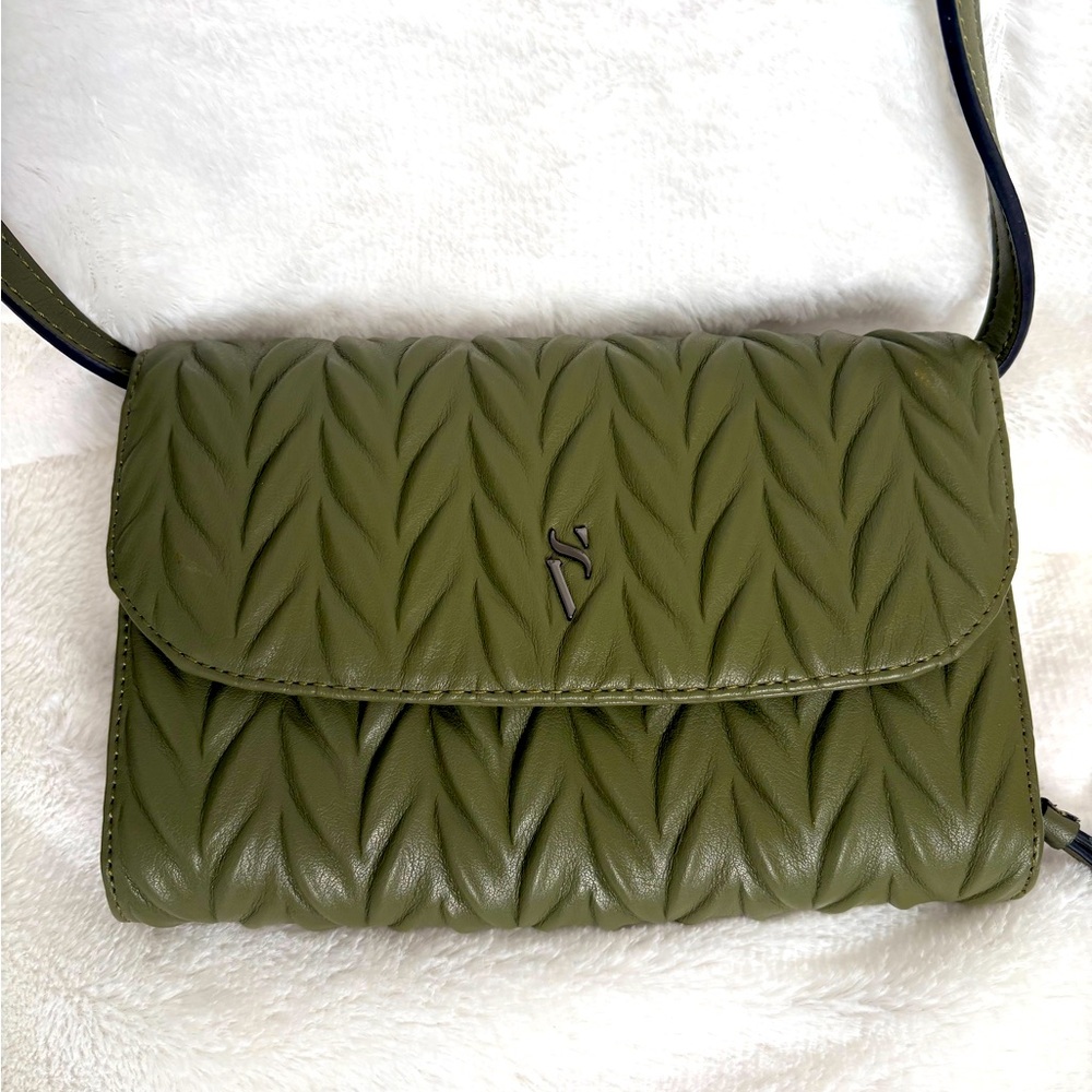 NWOT Simply Vera wang signature Envelope Crossbody Bag Small bag with divisions.